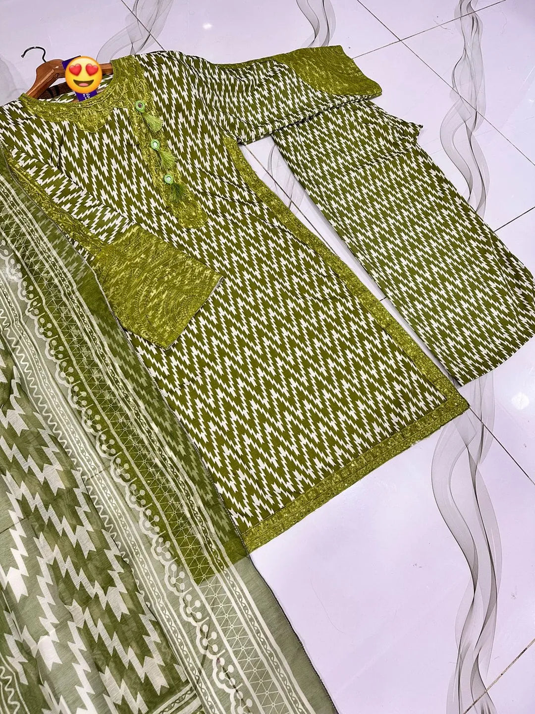 3 Pcs Women's Stitched Lawn Printed Suit - Green