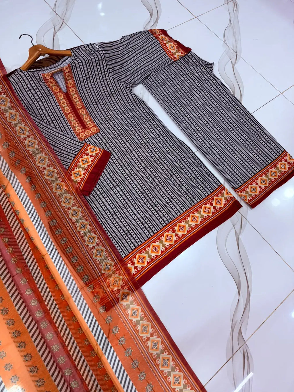 3 Pcs Women's Stitched Lawn Printed Suit