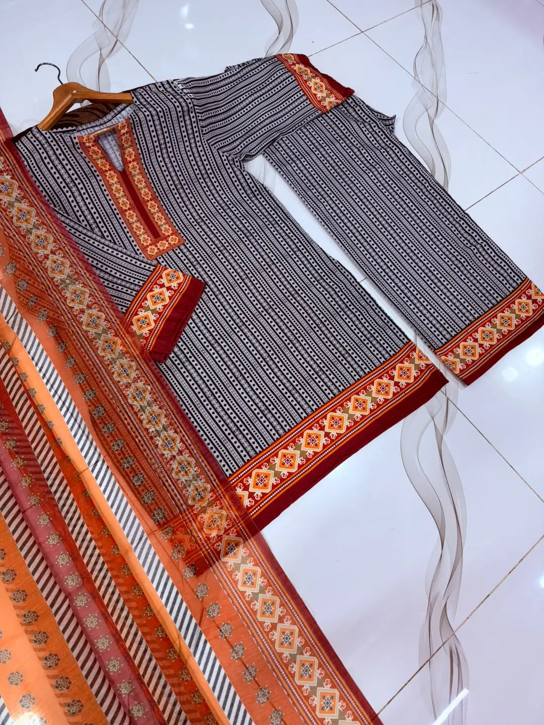 3 Pcs Women's Stitched Lawn Printed Suit