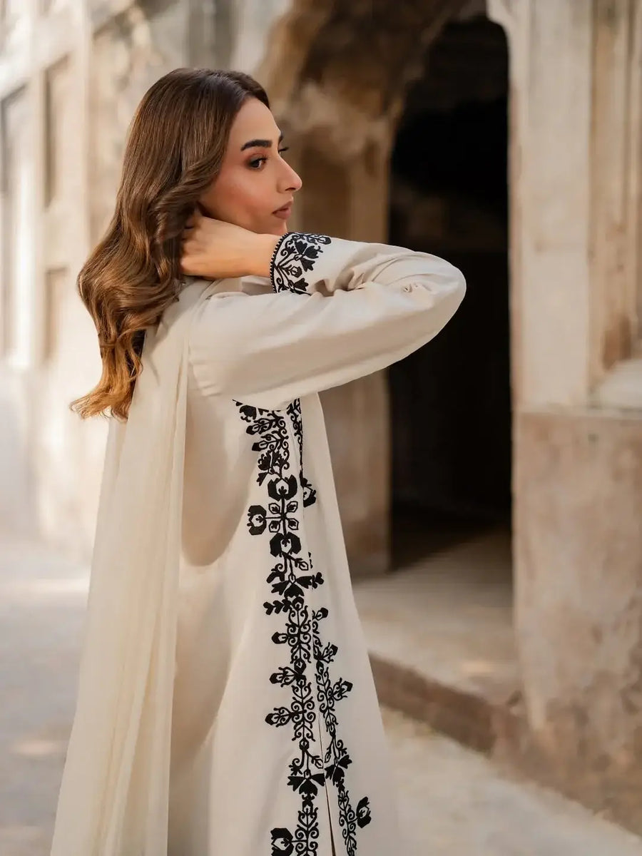 Stunning 3 Pcs Women's Stitched Embroidered Suit