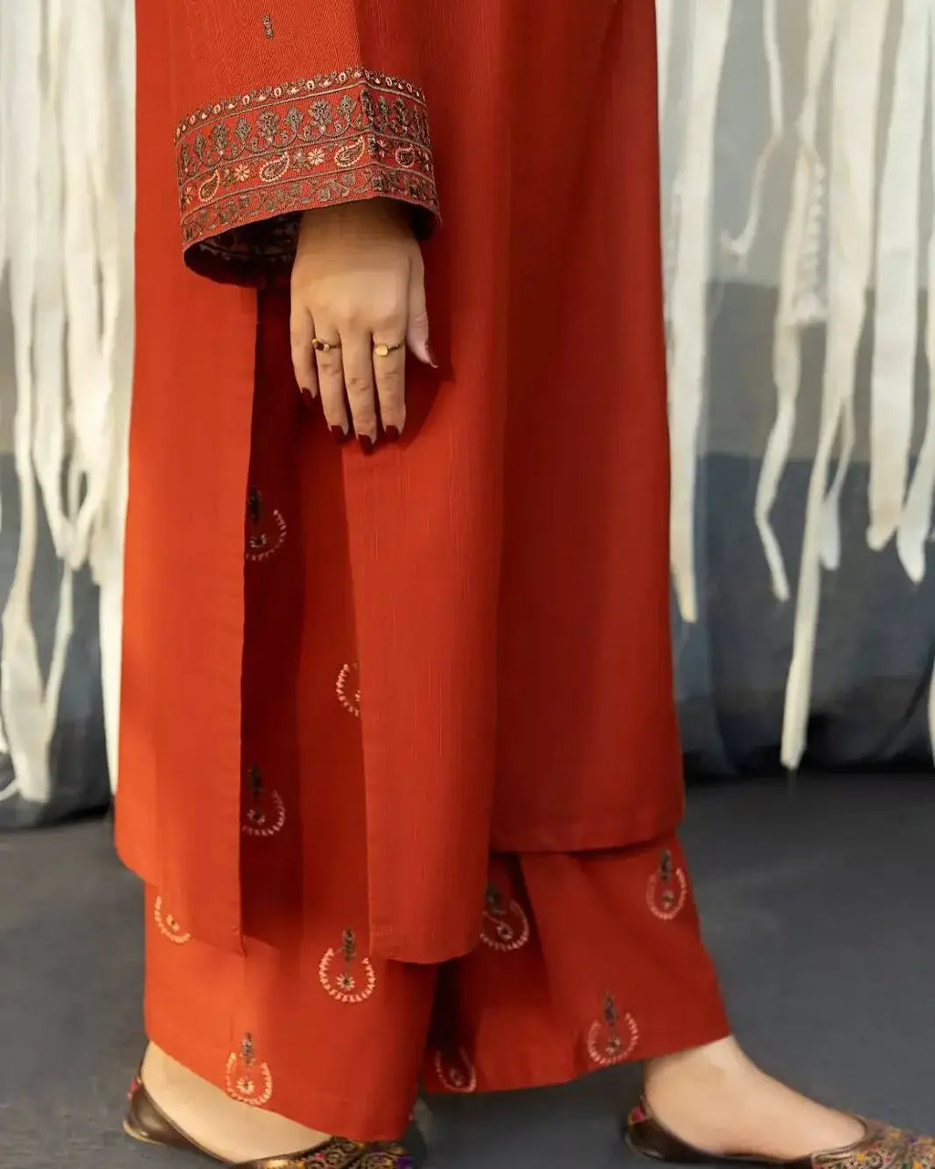 3 Pcs Women's Stitched Cotton Lawn Embroidered Suit