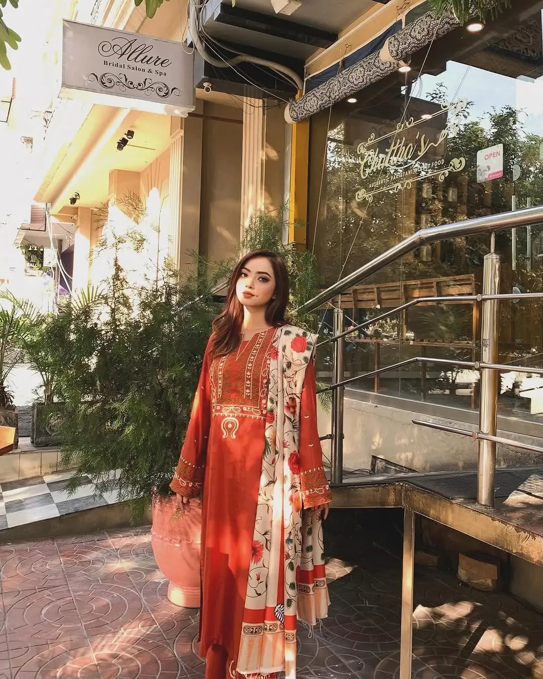 3 Pcs Women's Stitched Cotton Lawn Embroidered Suit