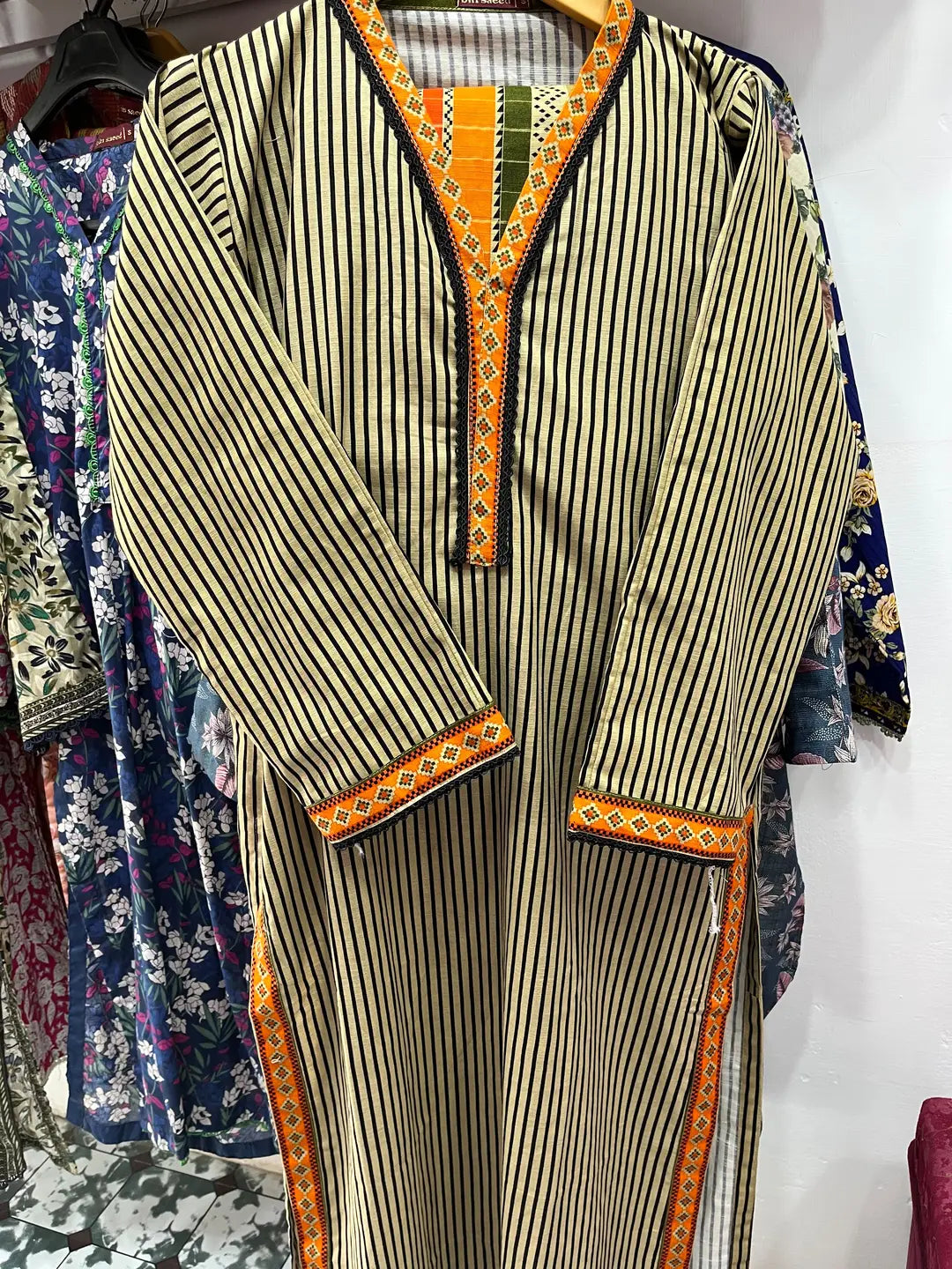 3 Pcs Women's Stitched Khaddar Printed Suit